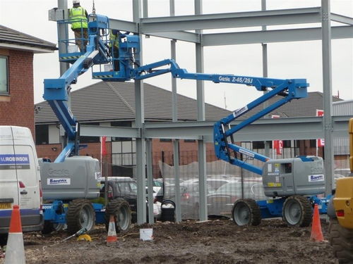 雨湖自行曲臂升降车出租多少钱一天出租的不只是设备,是施工的信心