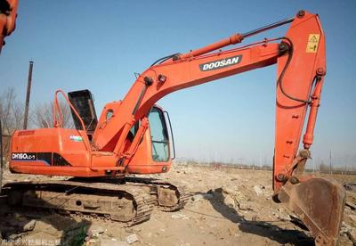 附近小勾机出租公司 南宁市挖掘机租赁 挖地基土方机械多少钱一天